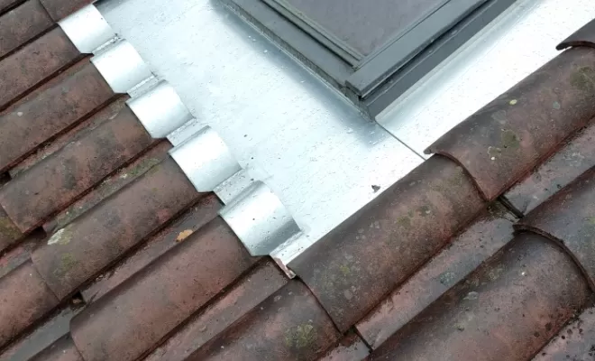 rénovation entourage de vélux en zinc naturel, Bourg-en-Bresse, FR ZINGUERIE COUVERTURE